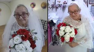 77岁的女人嫁给自己，穿着梦dream以求的婚纱