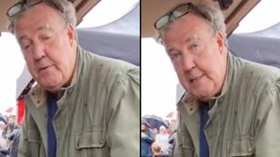 杰里米·克拉克森（Jeremy Clarkson）烤diddly Squat Farm客户穿着运动服