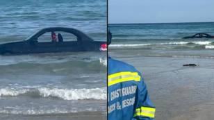 宝马驾驶员在潮汐上停放在海滩上时，汽车被潮水冲走时会遭受噩梦