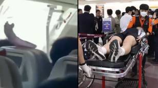 抓住杠杆后，飞机乘客因在空中开着飞机门被捕