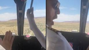 飞行员在大峡谷飞行期间抓住直升机杠杆后，对旅游者大喊“会杀死我们”
