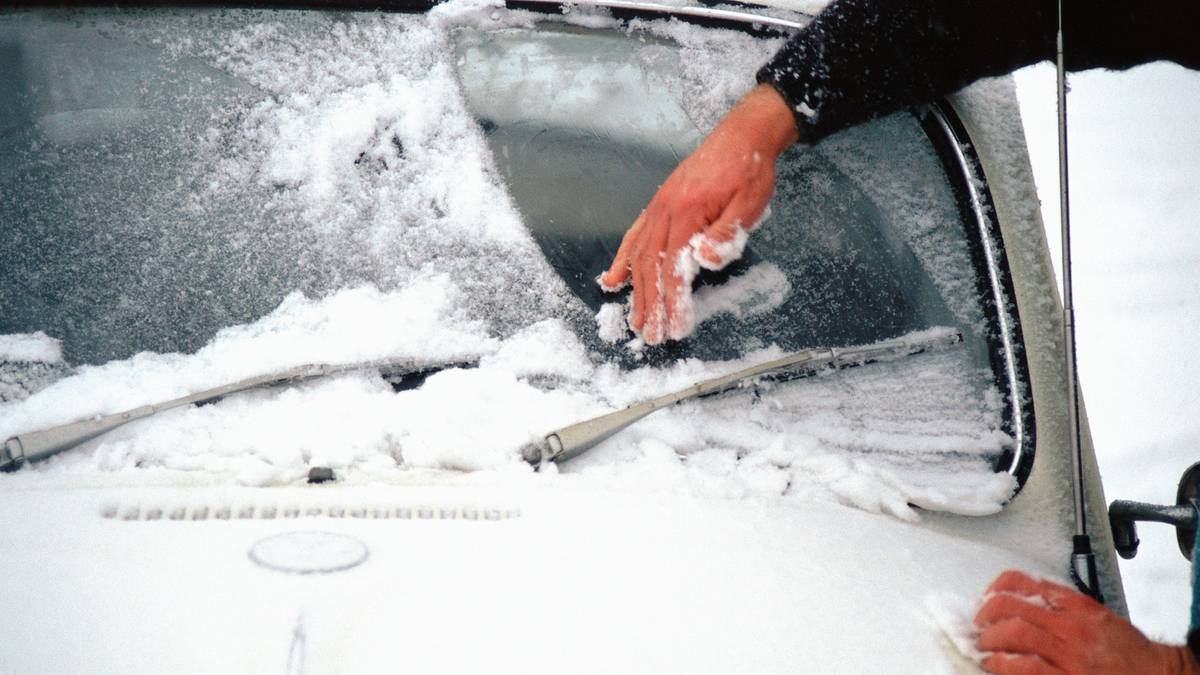 Are there any quick and safe ways to remove ice and frost from one's  vehicle windows without causing damage? Are there any chemicals I could  spray? - Quora