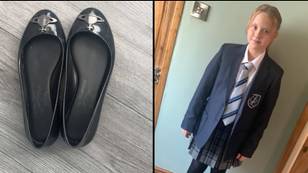 官方政府学校统一的指导后，女孩送回家穿着Vivienne Westwood鞋子