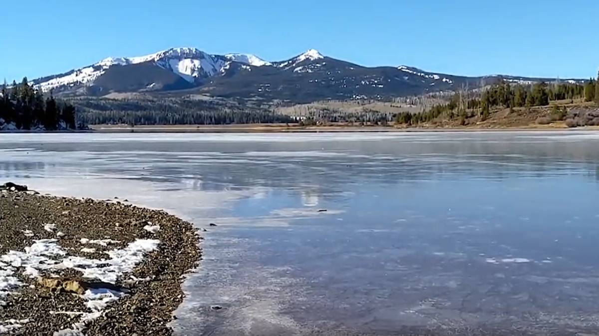 Видео про озера. Озеро издали. Озеро издали блеск на воде референс.