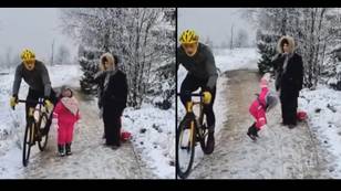 臭名昭著的骑自行车的人跪5岁的女孩在雪中成功起诉她的父亲