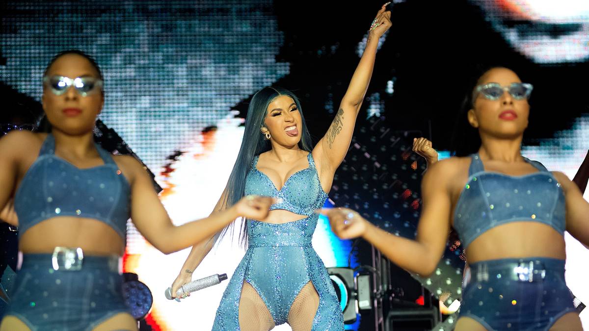 Cardi B shows off her gigantic revamped peacock tattoo on her leg