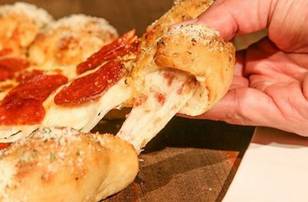 披萨小屋已经推出了培根和奶酪馅的皮面披萨，因为他们希望您快乐