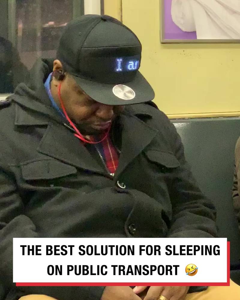 地铁上的睡人有完美的帽子