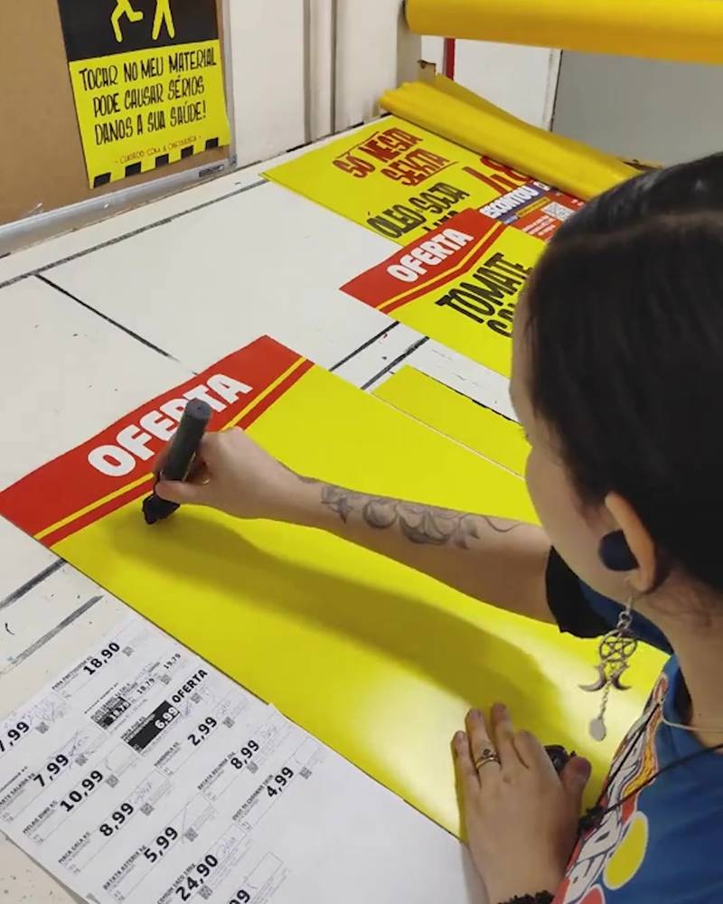Woman has the most satisfying sign handwriting