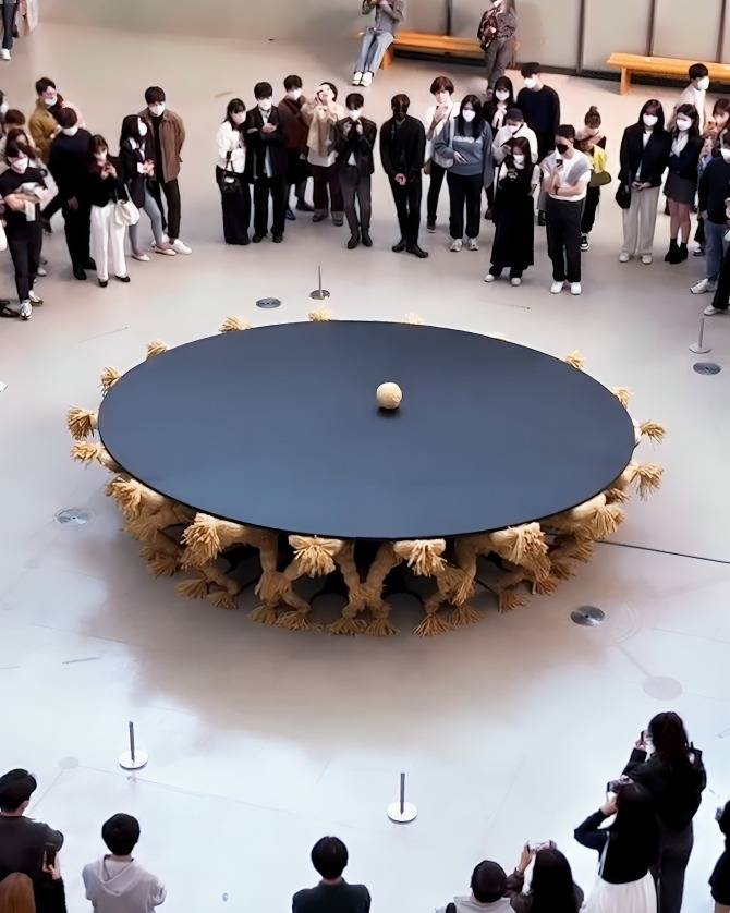 'Round Table' The Eerie Self Balancing Sculpture