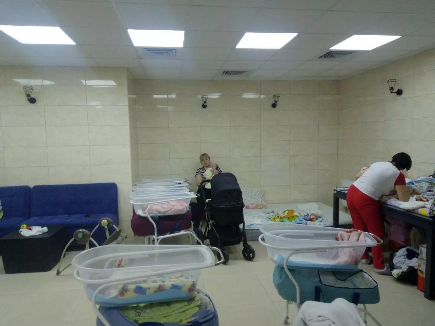 A surrogacy clinic in Kyiv has urged pregnant surrogates to return to Ukraine to give birth (