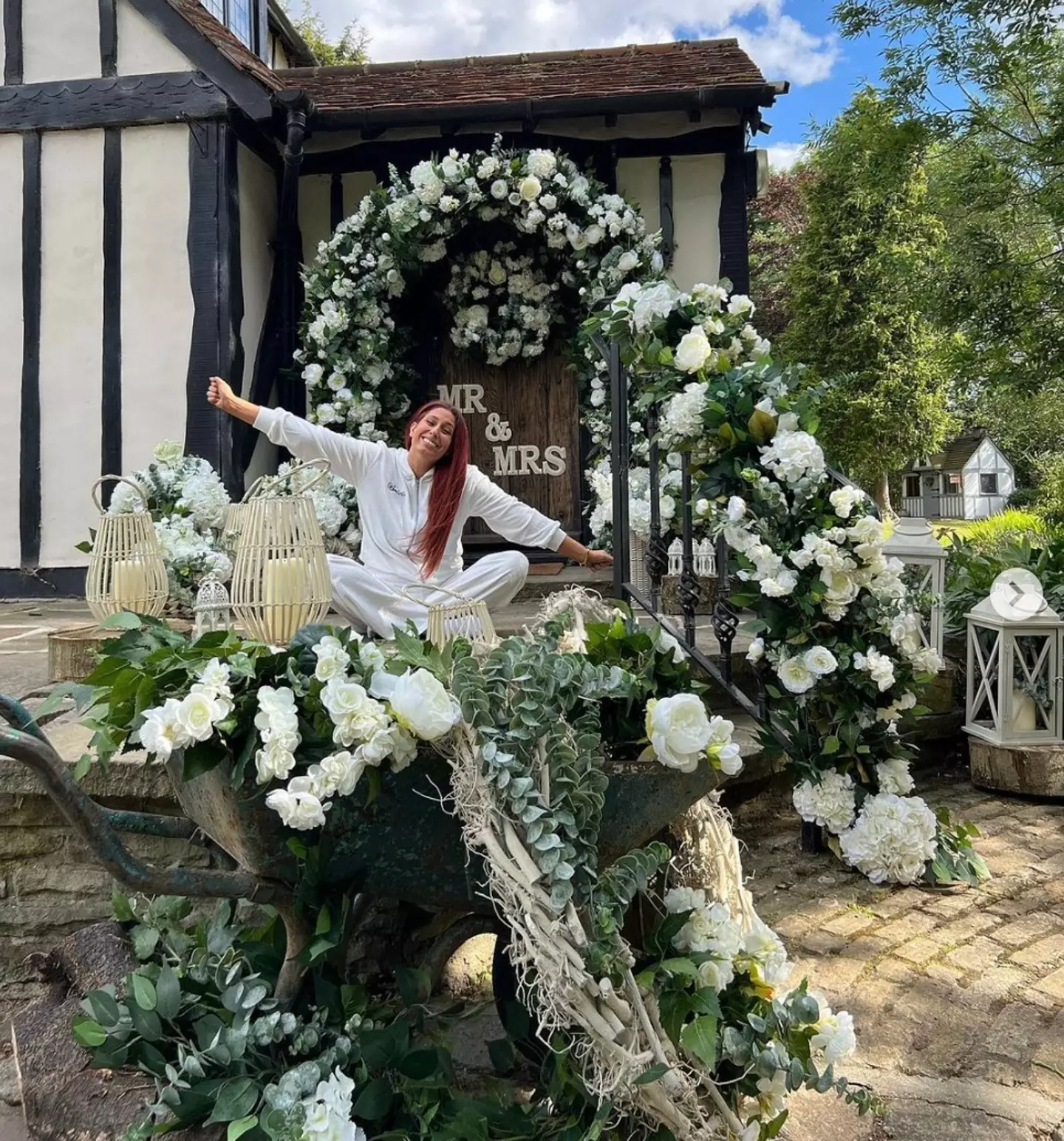 The Instagram influencer organised a special wedding-themed front door at Pickle Cottage.