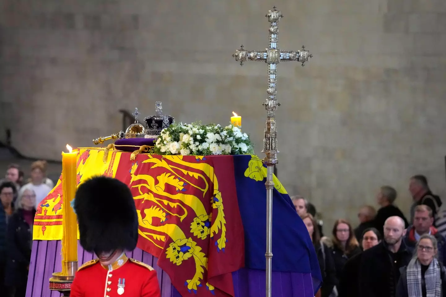 The coffin was draped in the Royal Standard with the Imperial State Crown and the Sovereign's orb and sceptre.