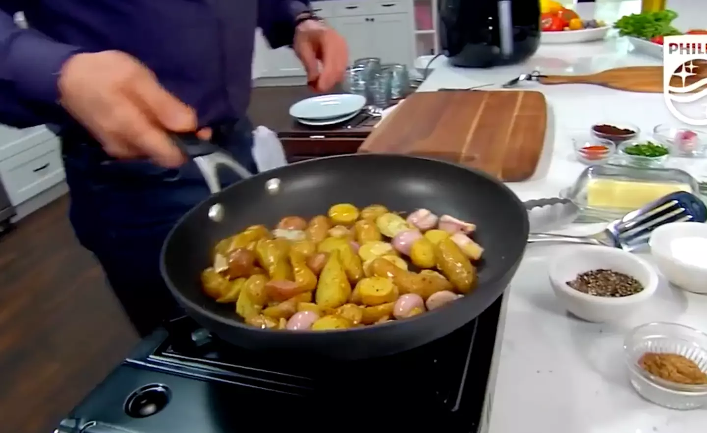 Gordon also cooks up some potatoes to accompany the steak. (Facebook/Master Chef Elite)