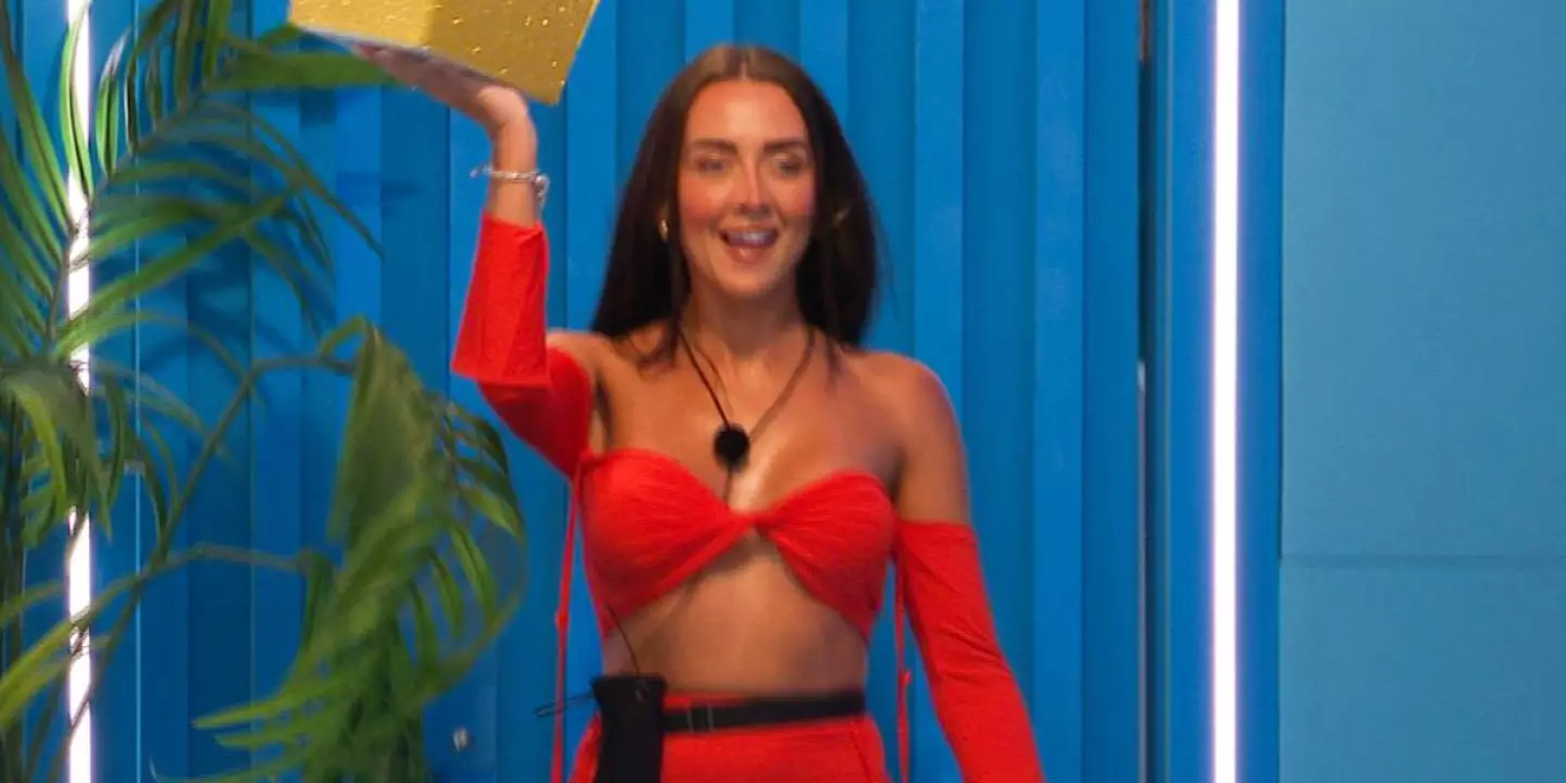 Jess announces the new challenge in tonight's episode. (ITV)