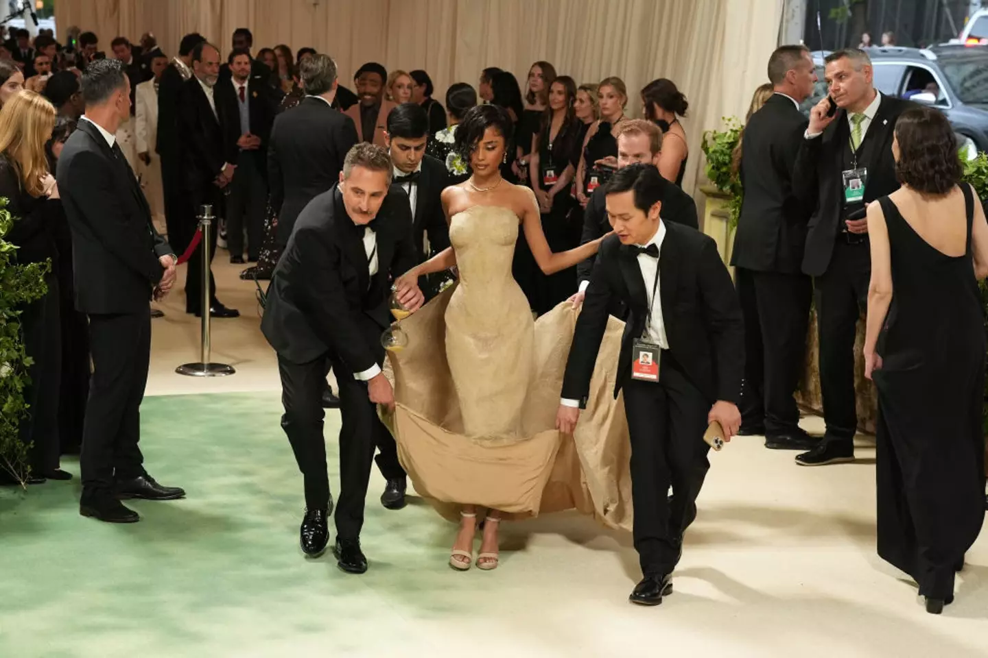 Even though Tyla had help getting up the Met Gala stairs, she looked absolutely amazing doing it. (Sean Zanni/Patrick McMullan via Getty Images)