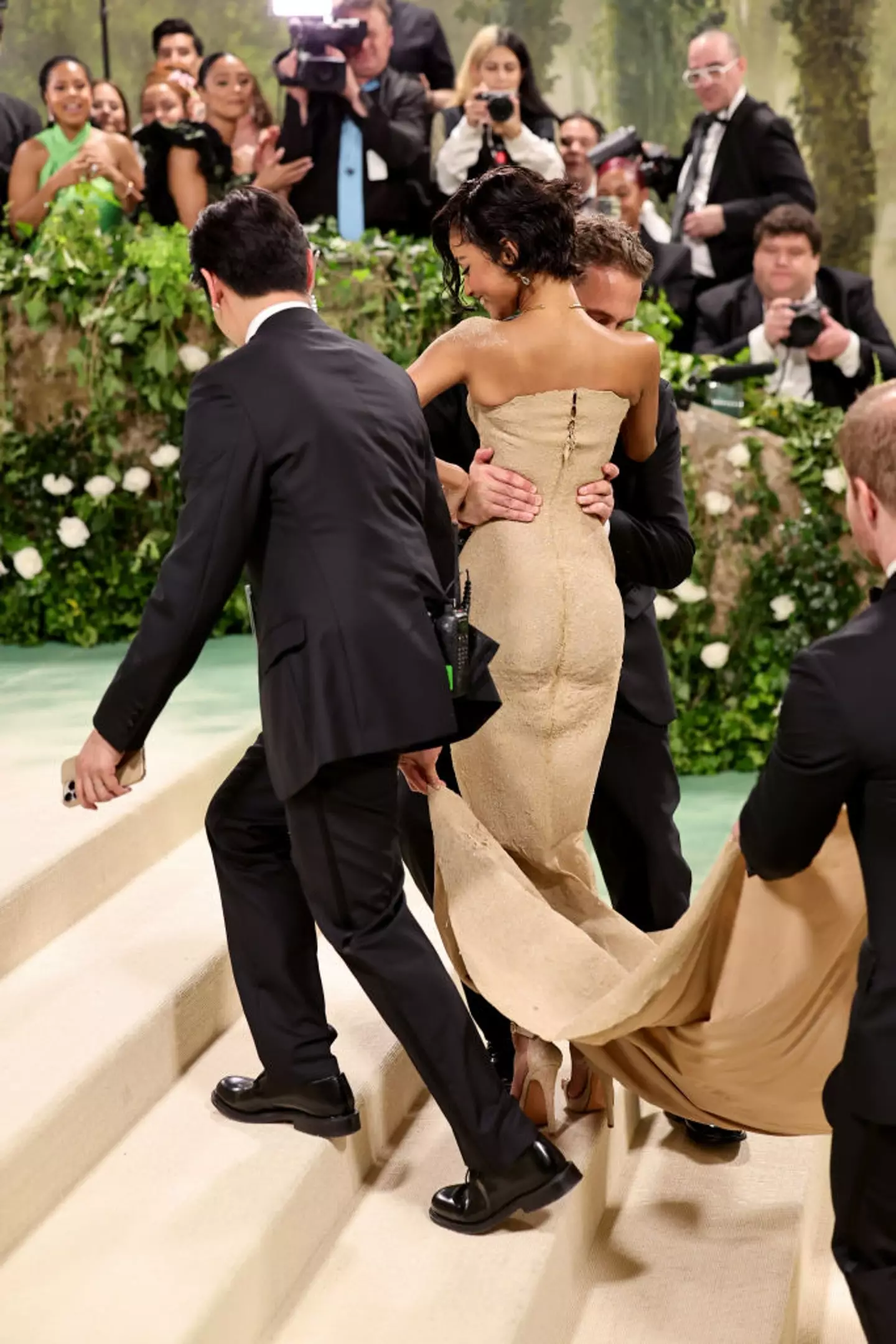 Tyla had to be carried up the steps. (Theo Wargo/GA/The Hollywood Reporter via Getty Images)