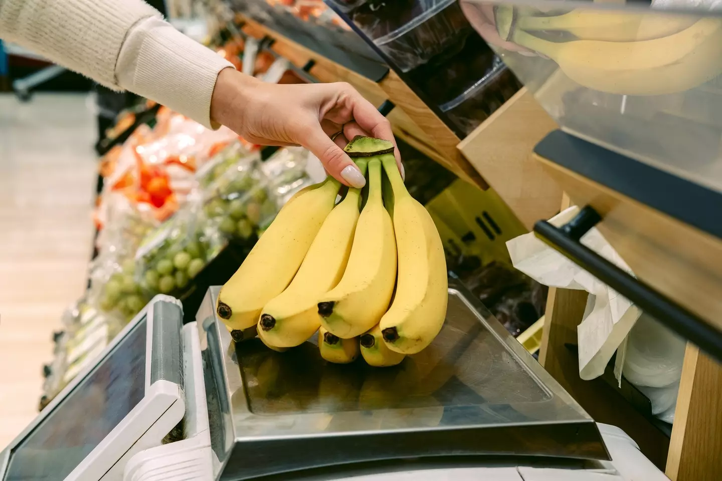 A dating coach has told us everything we need to know about the 'banana theory' dating trend. (Elena Noviello / Getty Images)