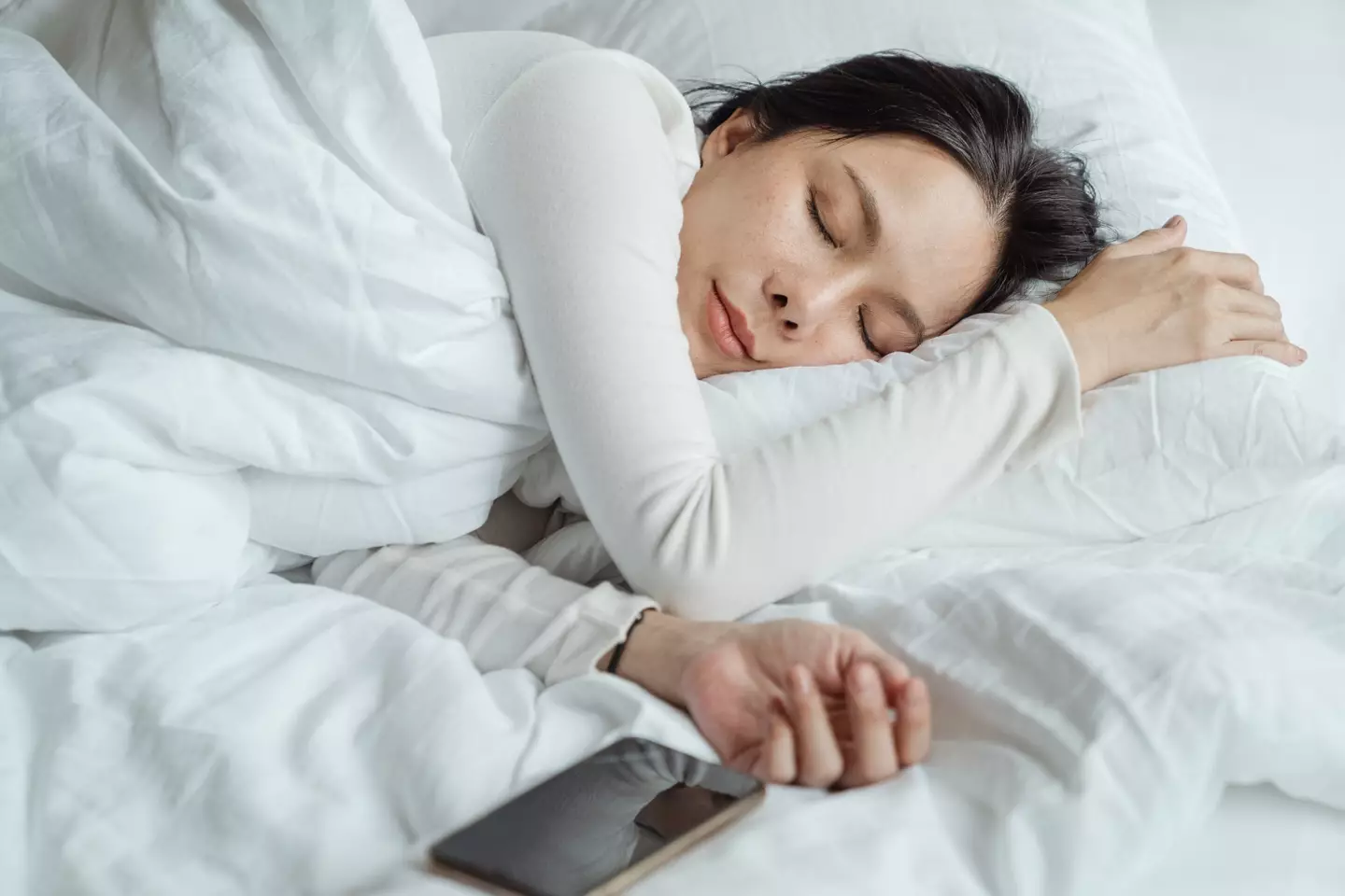 There are benefits to creating fake scenarios before sleeping according to a sleep expert. (
