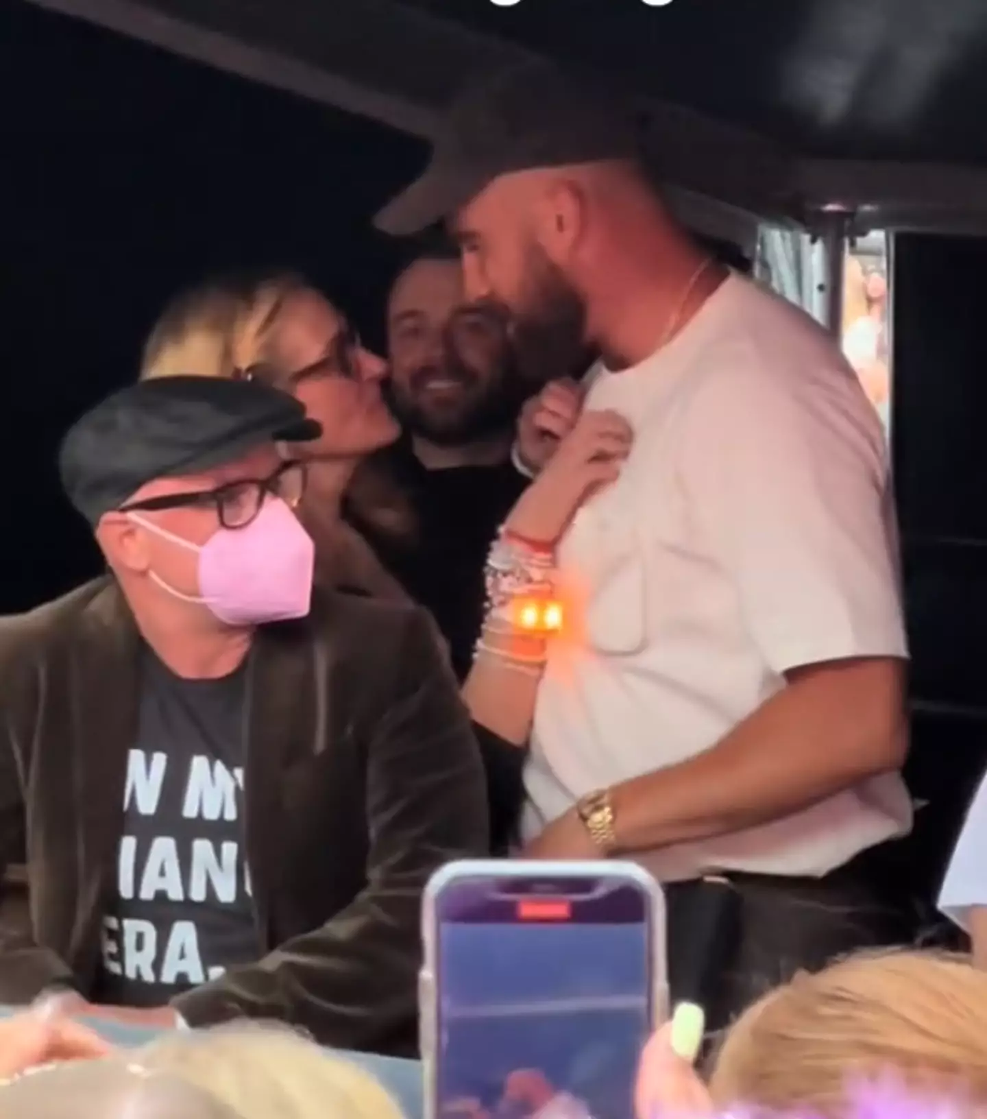 Fans were left confused by an interaction between Travis Kelce and Julia Roberts at Taylor's last gig. (TikTok/@kelleyfarrelly)