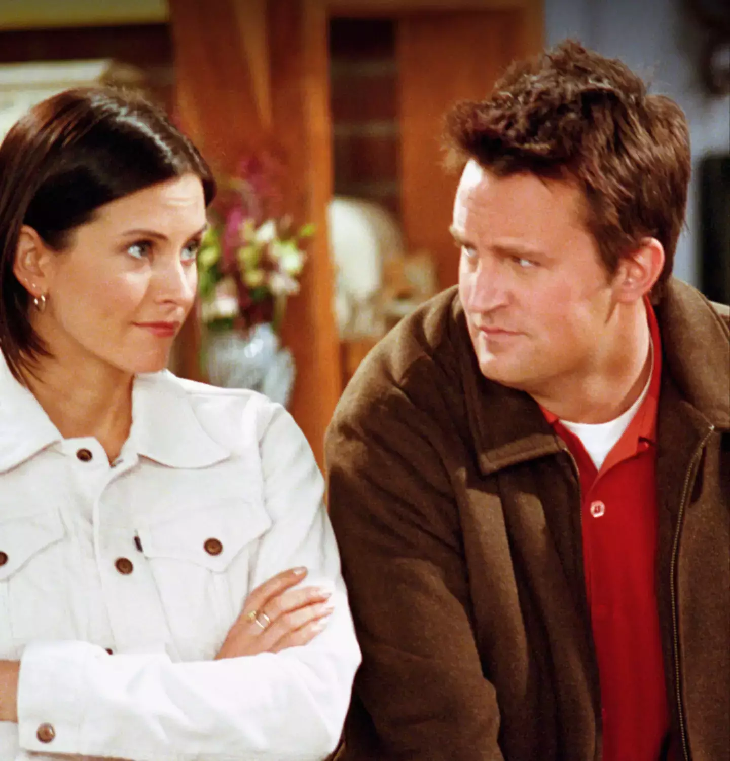 The Monica Geller actress claims the late star still 'visits' her. (NBC)