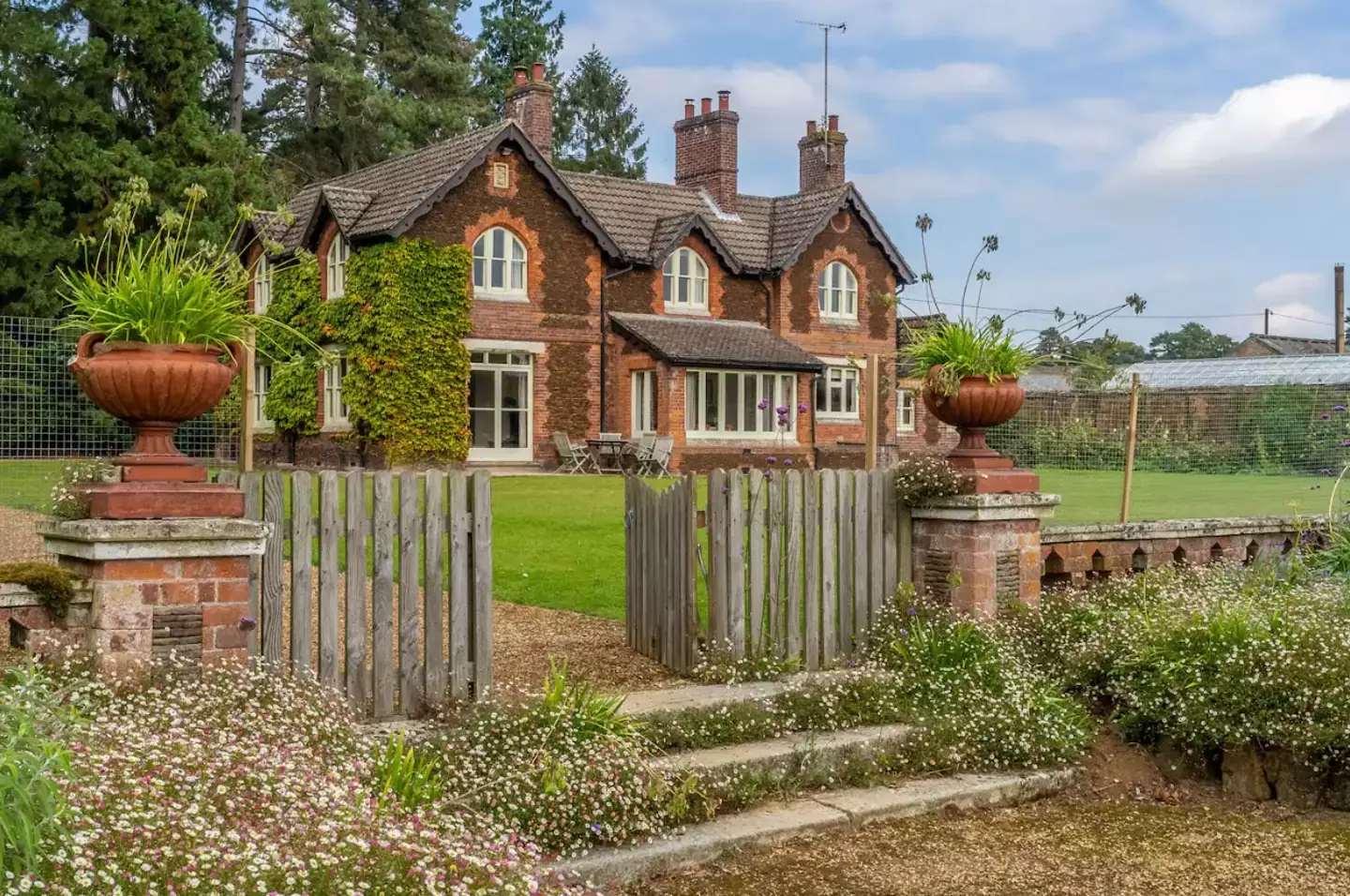 A stunning cottage on the Queen’s Sandringham Estate was listed to rent on Airbnb just hours before Her Majesty’s death.