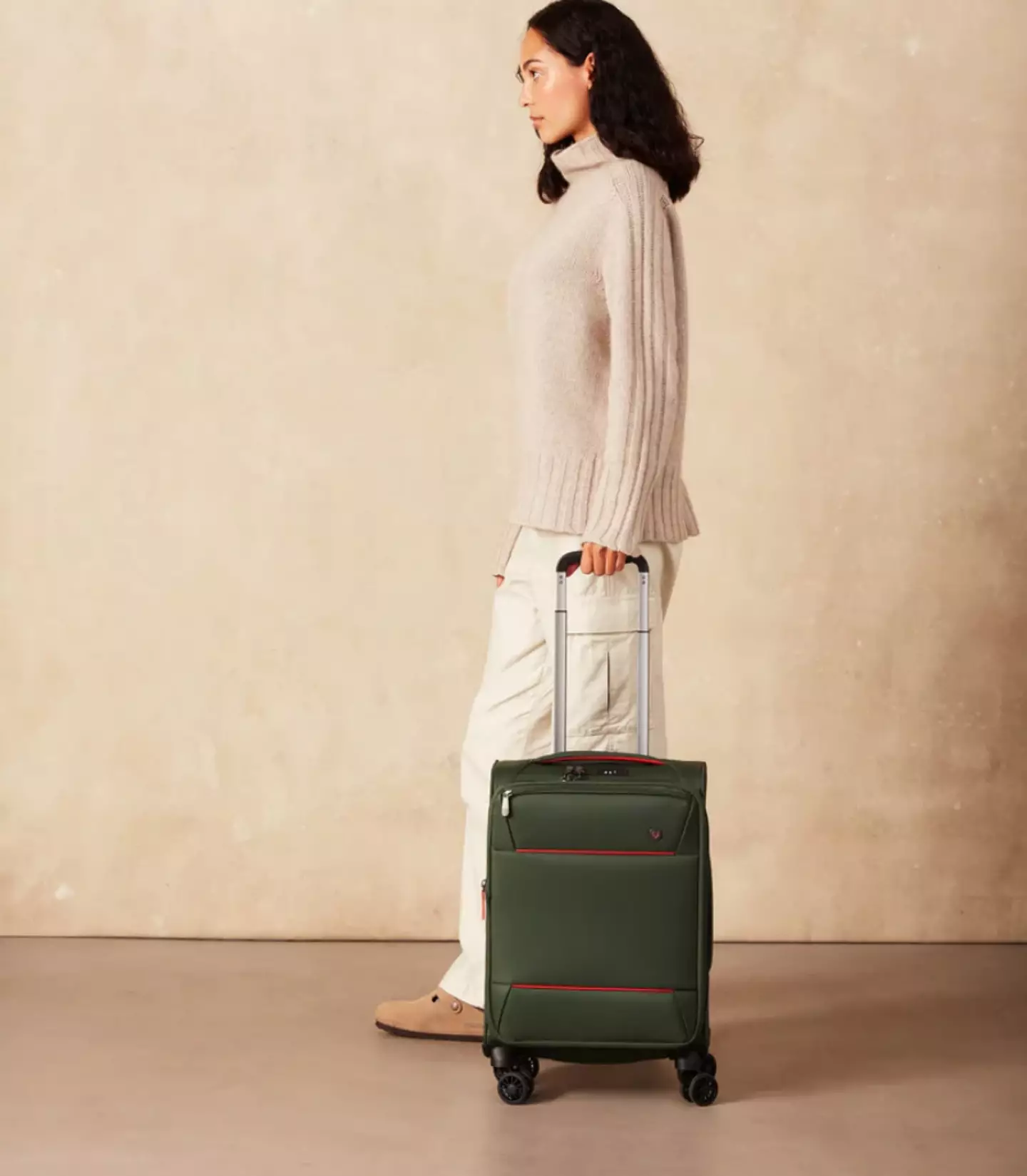 With a saving of over £60, this suitcase from Antler promises to pack lots whilst still meeting Ryanair cabin baggage rules.