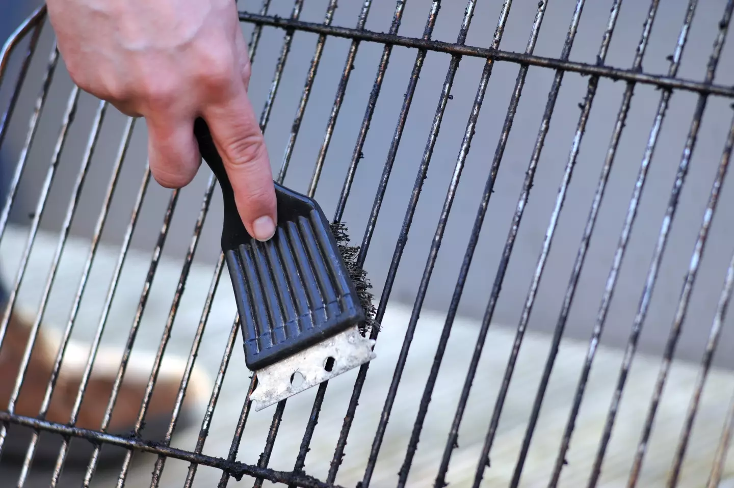 One woman shared her genius BBQ cleaning hack. (wakila / Getty Images)