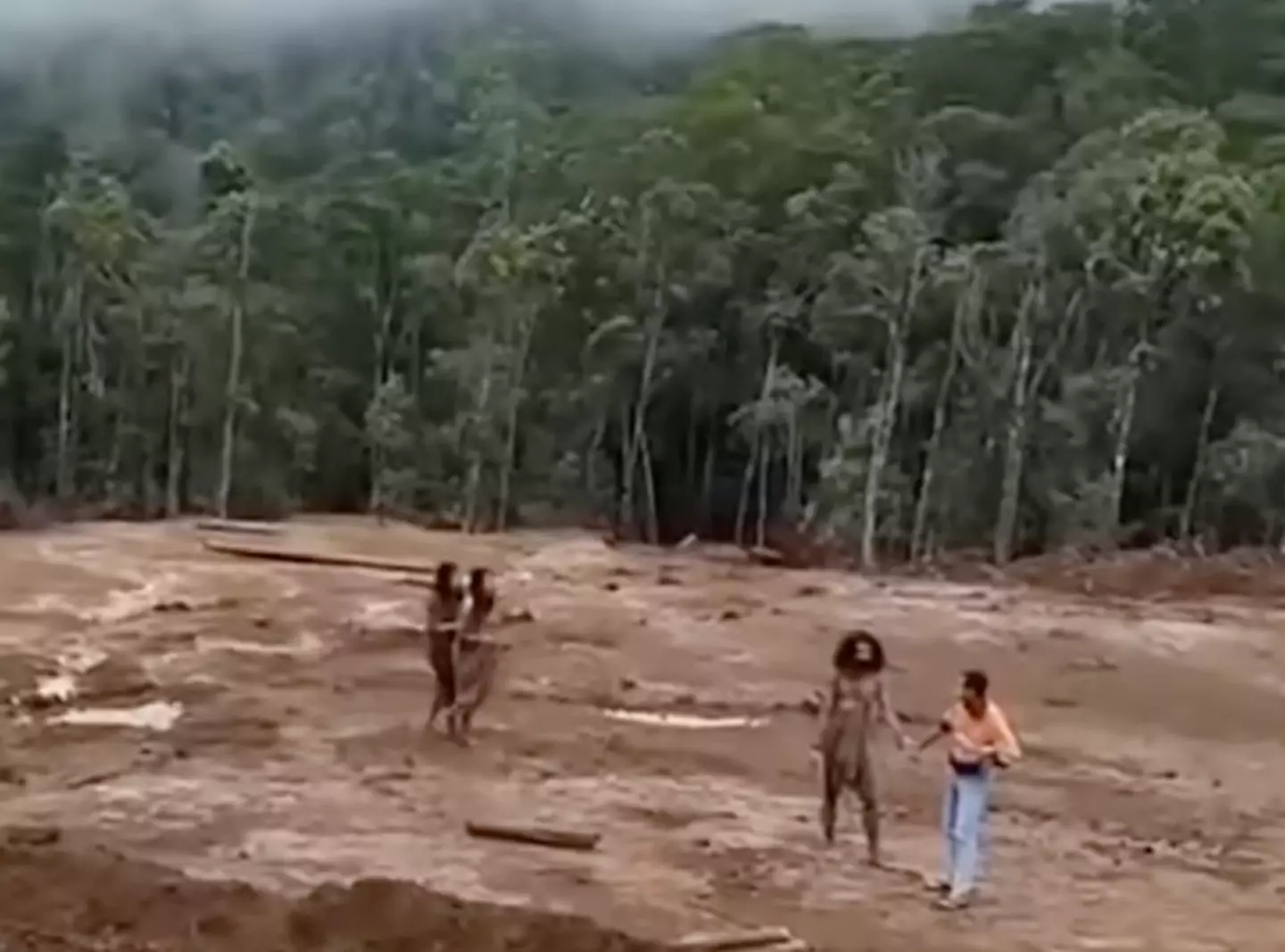 与世隔绝的洪加纳曼亚瓦部落成员为了生存被迫与外界接触 (YouTube/ Survival International) 