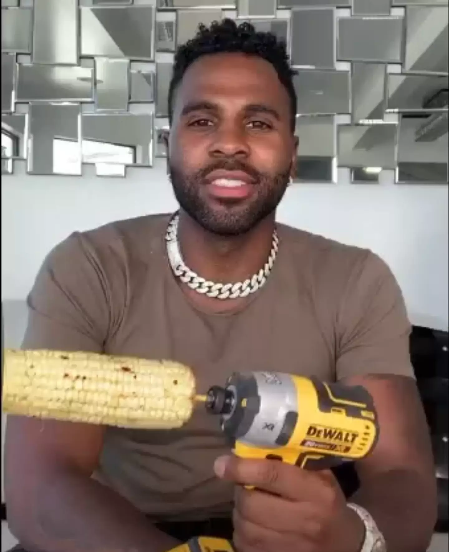 The singer appeared to lose a tooth after hopping on a popular TikTok food trend.(Jason Derulo/TikTok)