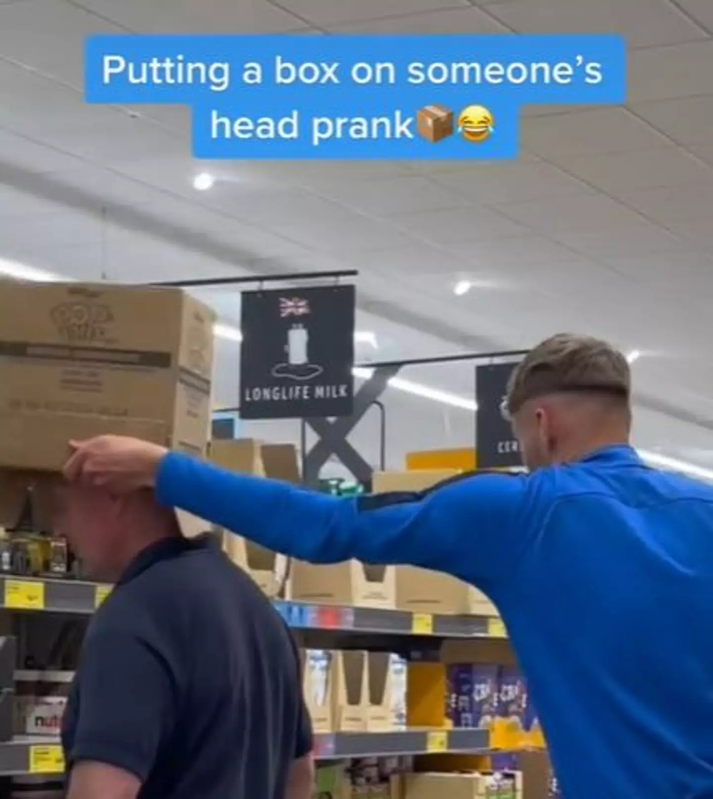 TikToker puts box over stranger's head (@gldnbyz/TikTok)