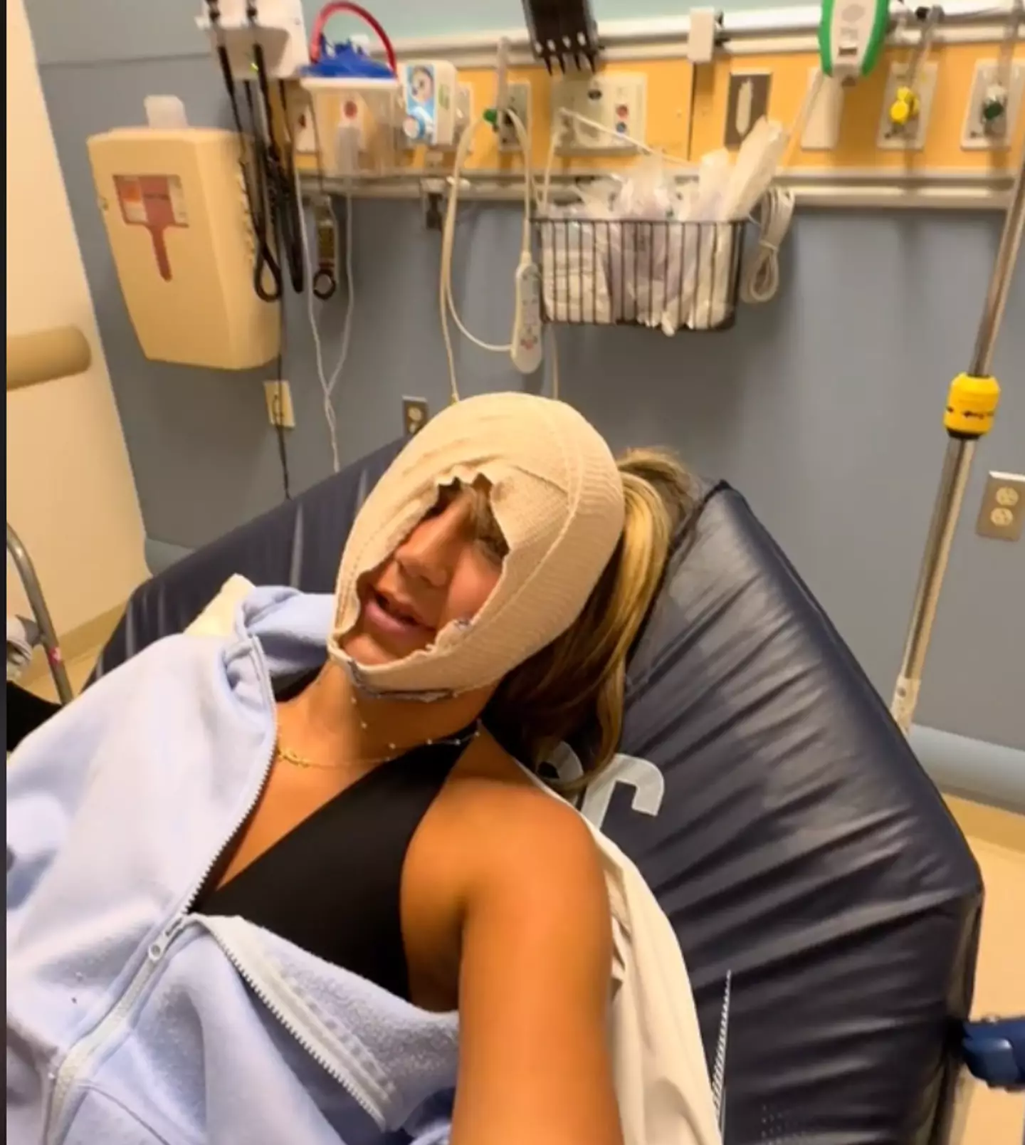Posting on her TikTok page earlier this week she let her fans follow her journey from locking her jaw to heading to the hospital. (Jennasinatra)