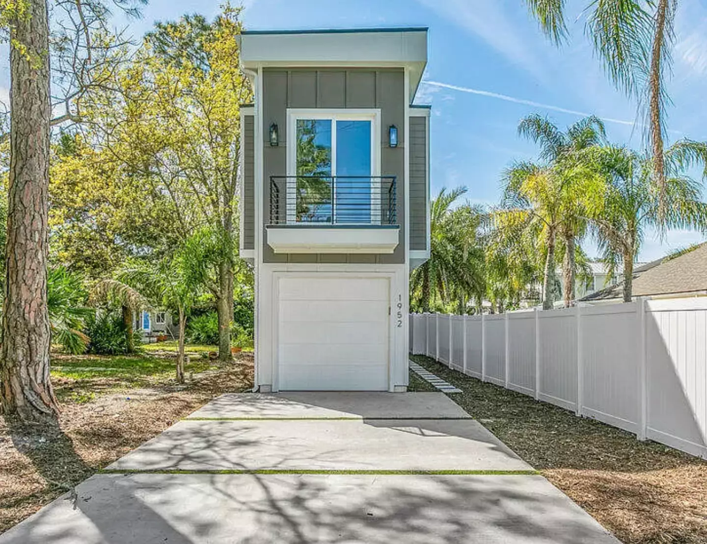 A 10-foot-wide home is up for sale in Florida ( Open House Optics)