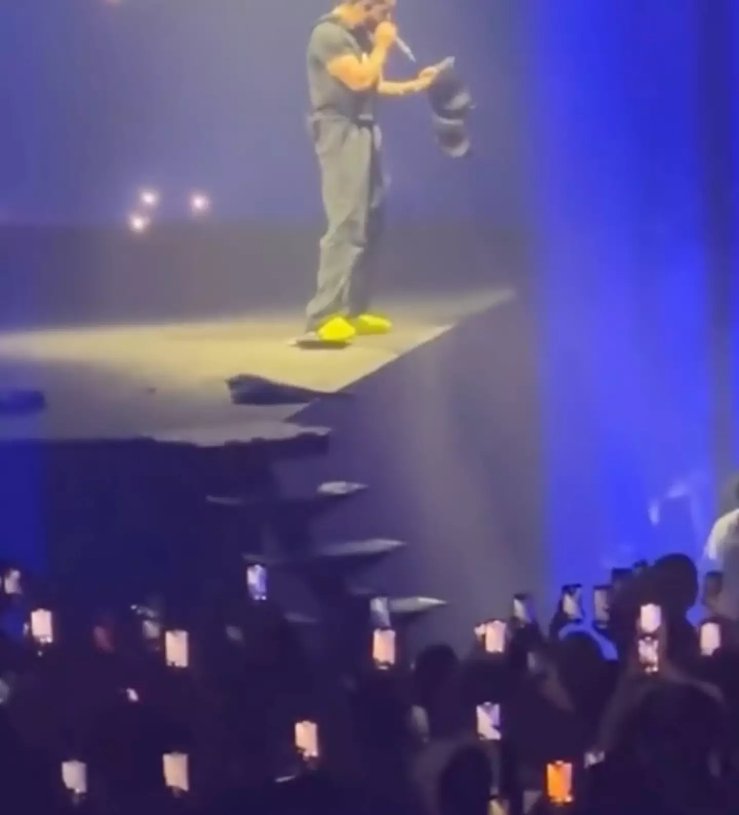 RapTV on X: Drake receives largest bra while on stage 😳‼️ https