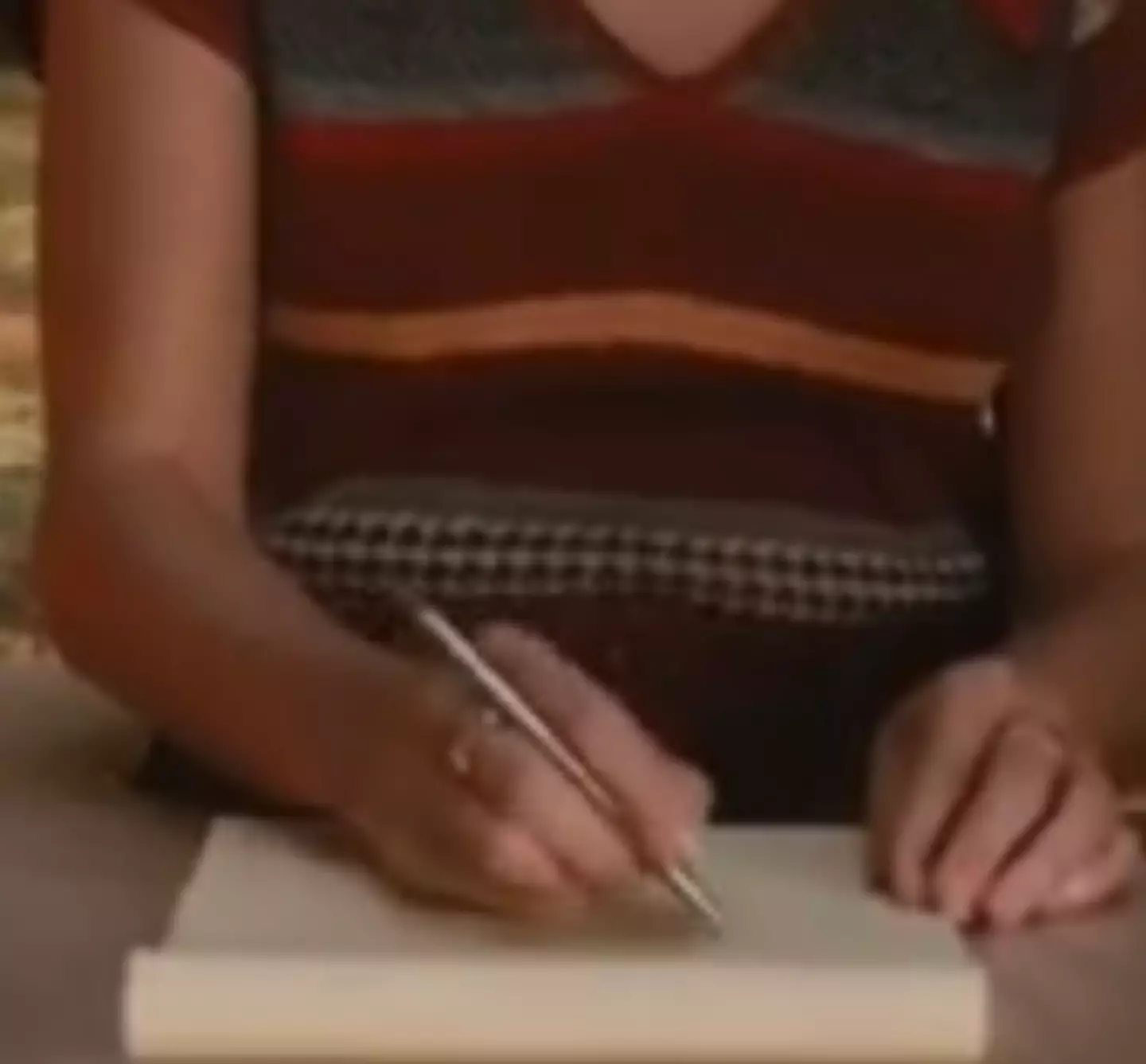 The way Taylor Swift holds a pen has left people distributed.