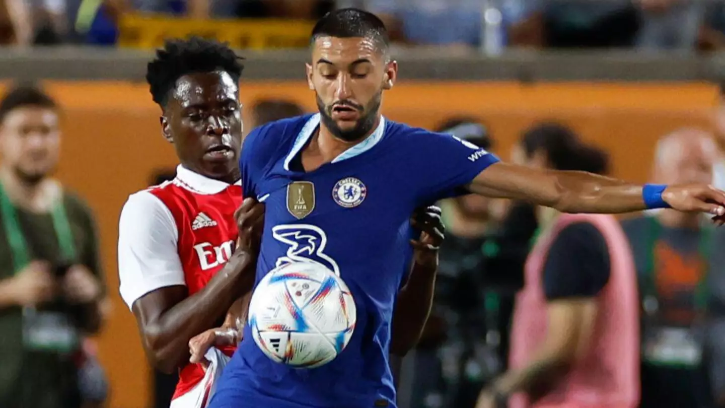 Chelsea midfielder Hakim Ziyech (22) traps the ball during the game between Chelsea and Arsenal. (Alamy)