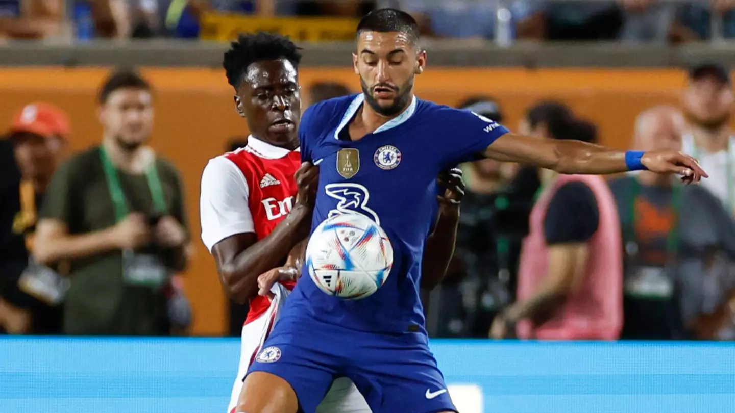 Chelsea midfielder Hakim Ziyech (22) traps the ball during the game between Chelsea and Arsenal. (Alamy)