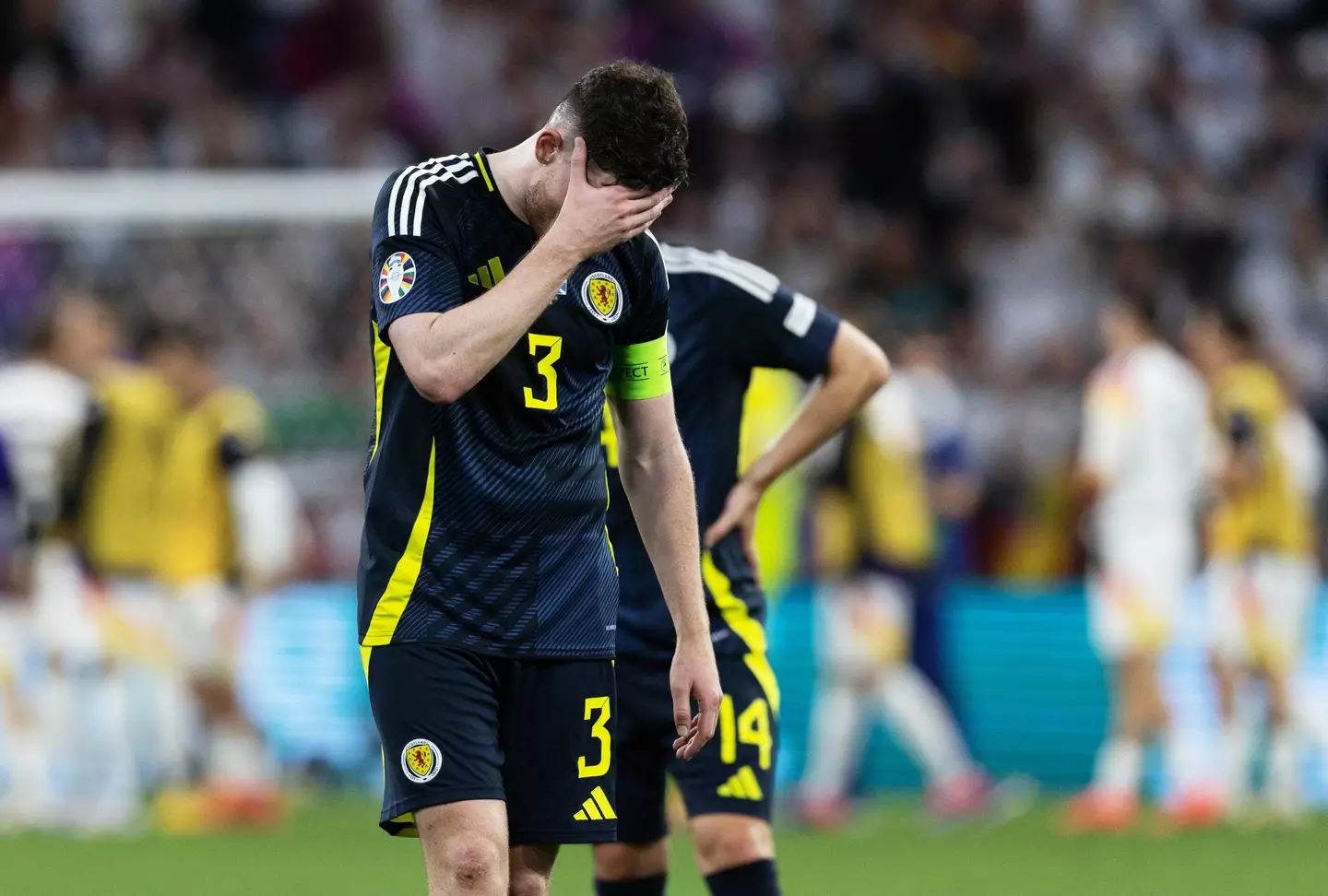 Энди Робертсон выглядит подавленным после поражения Шотландии от Германии.  Фото: Гетти