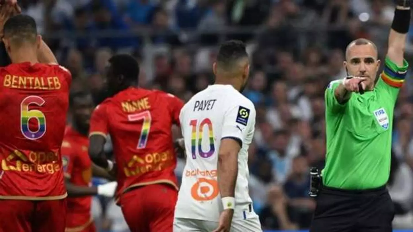 Ligue 1 and Ligue 2 players wore shirts with rainbow jersey's this weekend.