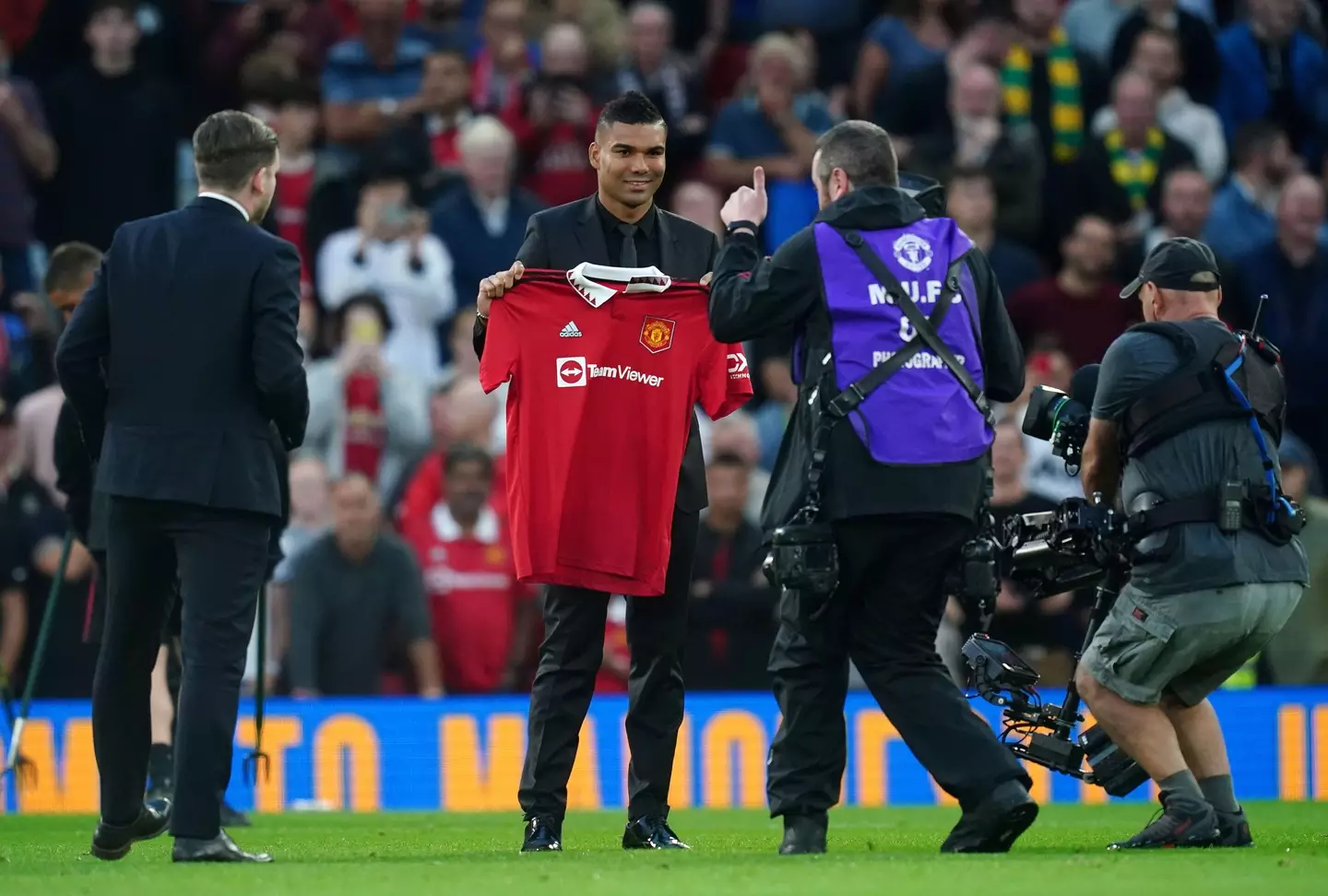 Casemiro welcomed to United during anti Glazer protests at the win over Liverpool. Image: Alamy
