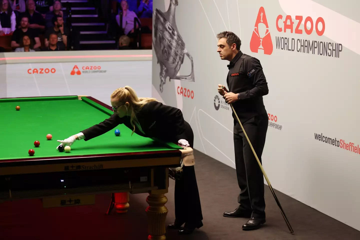 Ronnie O'Sullivan looks on as the referee re-spots the black ball. Image: Getty