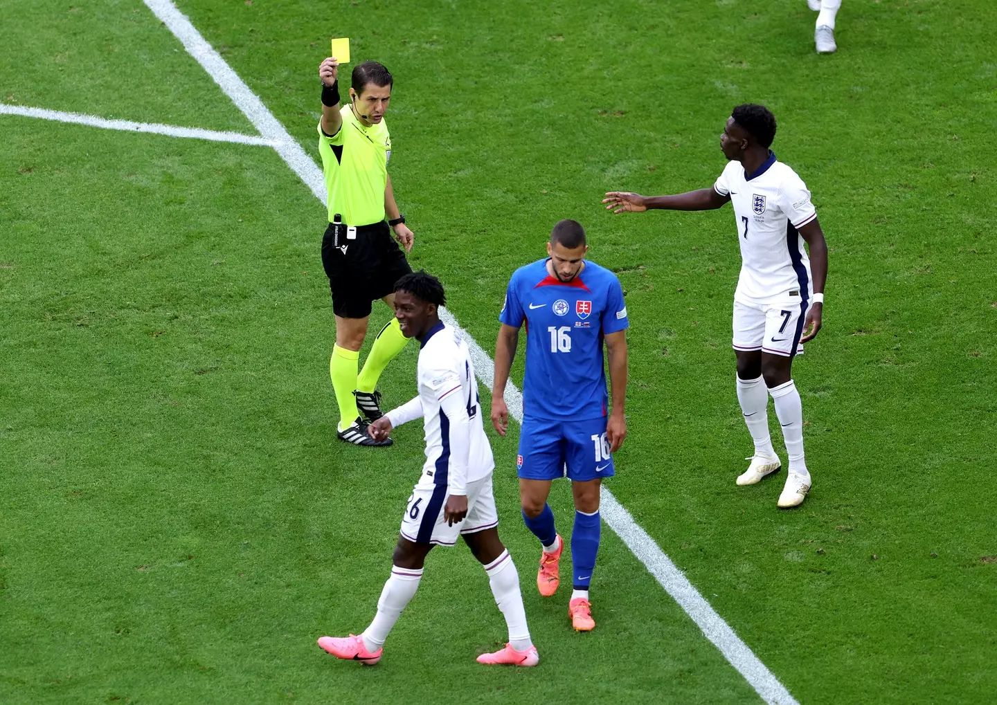Referee shows Kobbie Mainoo a yellow card. Image: Getty 