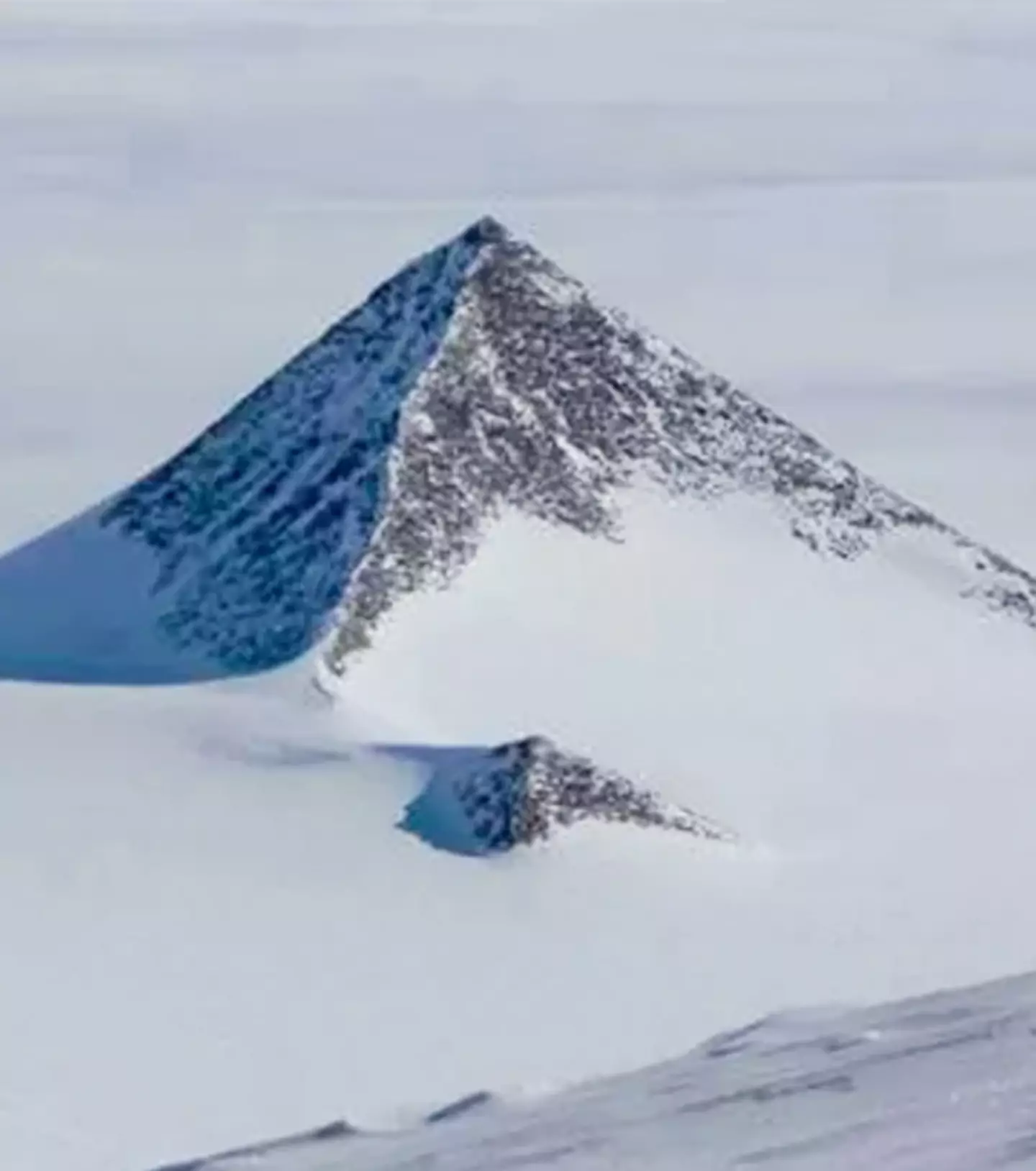 The mysterious snow pyramid / Google Earth