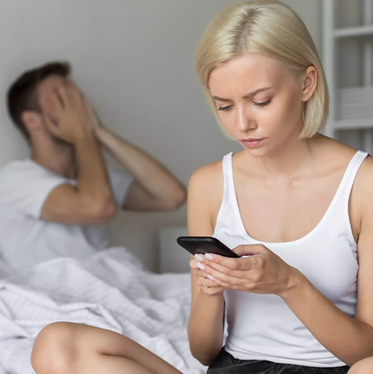 Health expert warns over the dangers of phubbing in your relationship