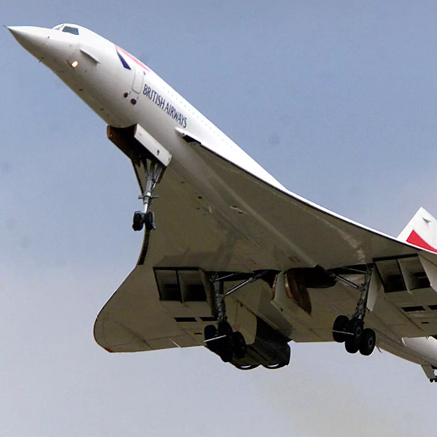 2003 footage shows just how loud it was living near London Heathrow Airport as Concorde took off
