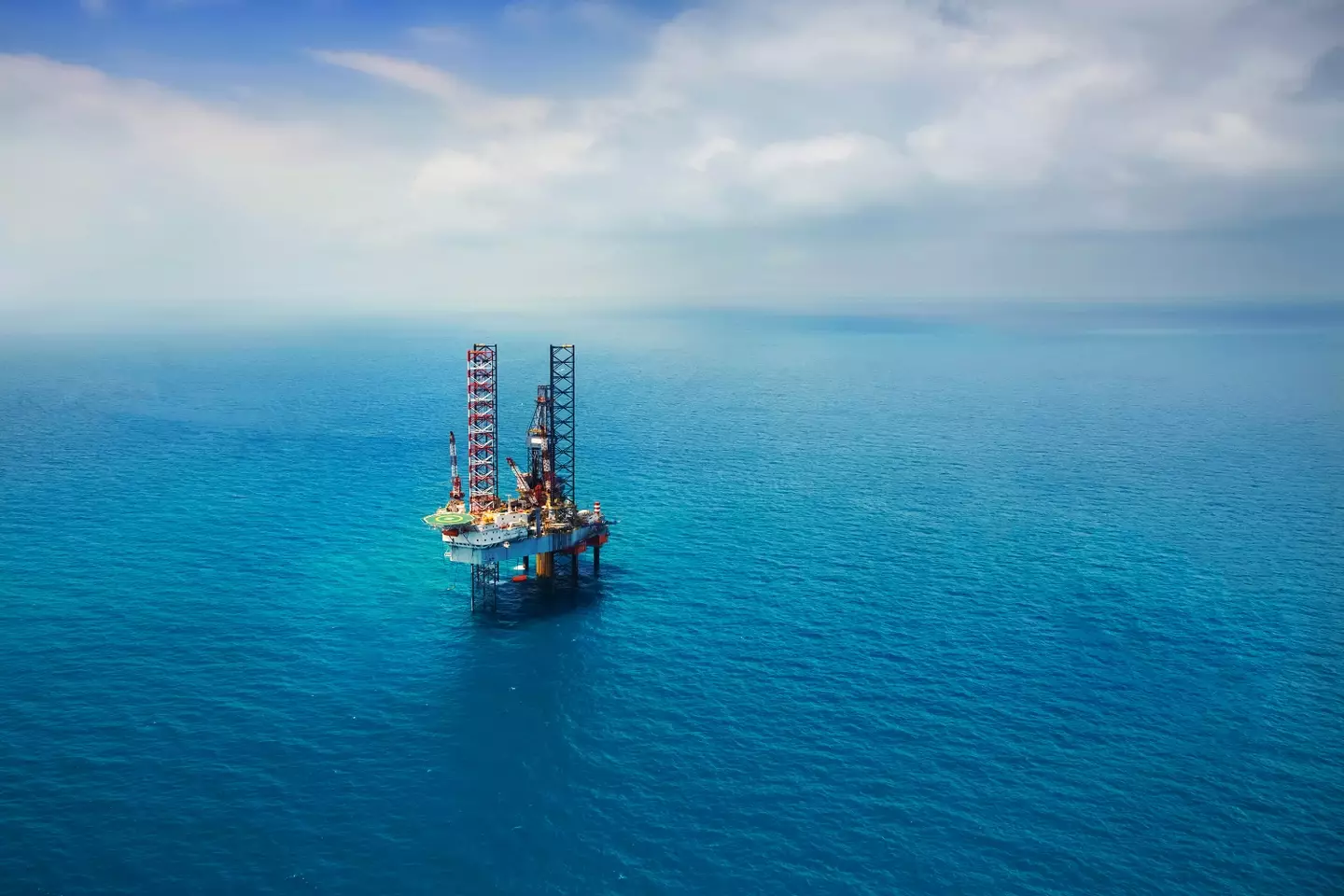 Offshore rigs usually extract oil but a new one could pump carbon dioxide into the bottom of the ocean (Kanok Sulaiman/Getty)