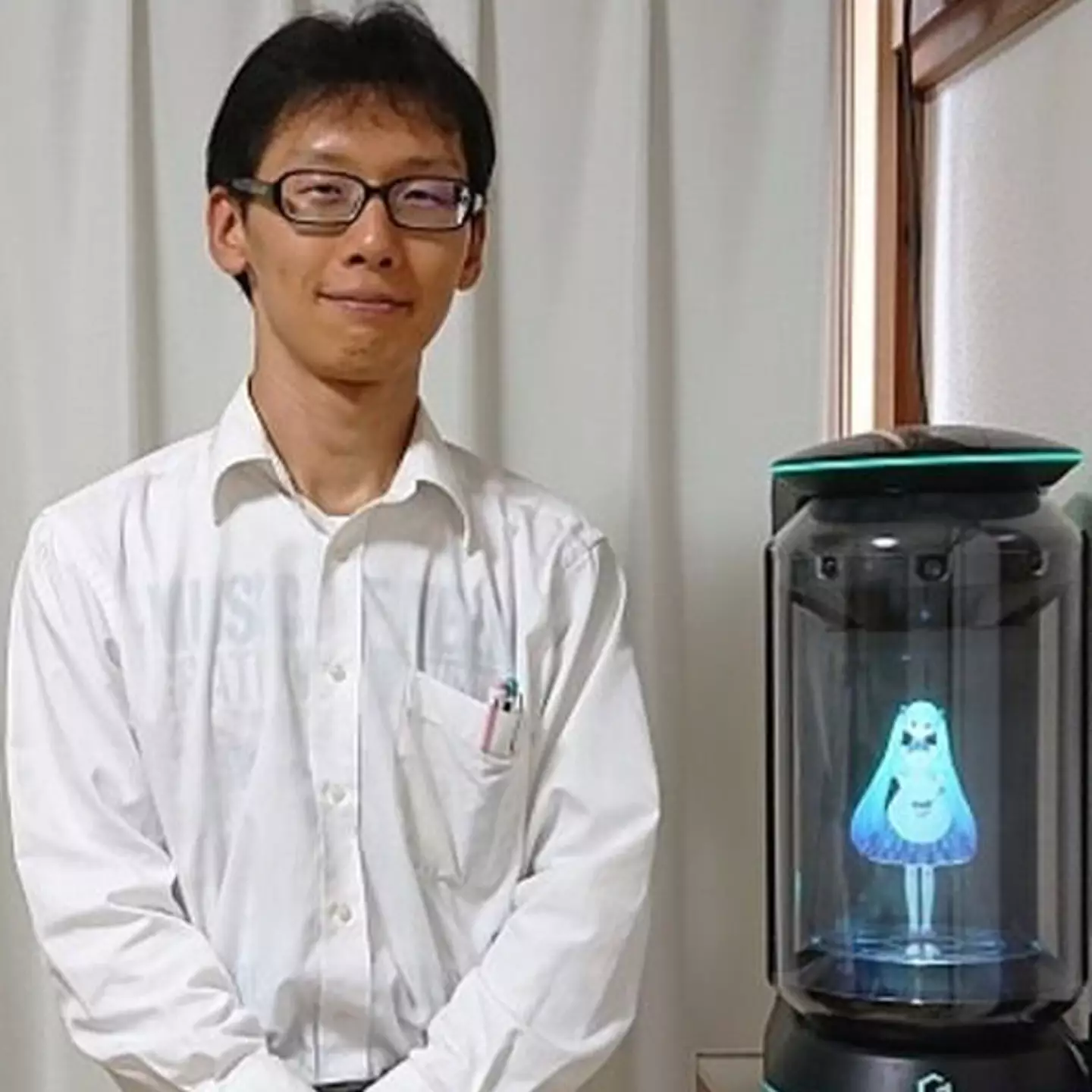 Man who married a hologram can no longer communicate with his virtual wife after 3 years together