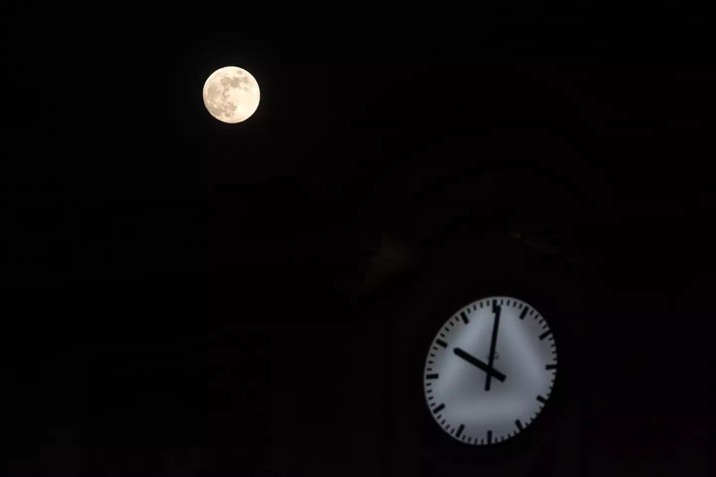 NASA will look at creating a new clock for the moon. 