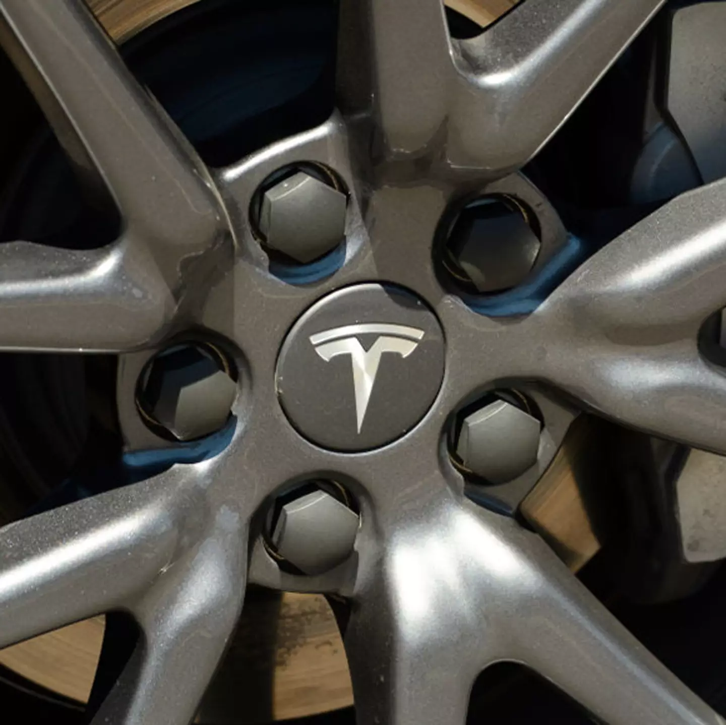 Reports show Tesla wheels are flying off vehicles whilst being driven