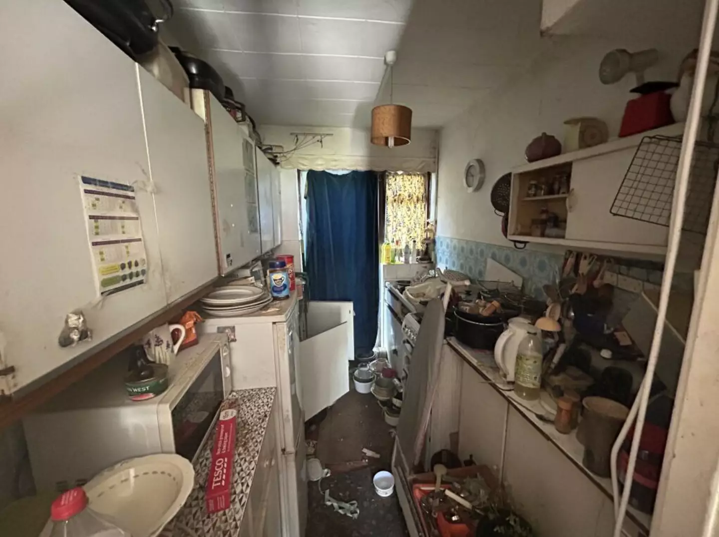 The kitchen looks filthy (Jam Press/Allsop)